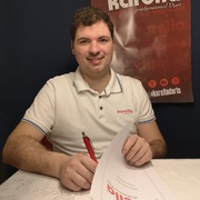 Steffen Siepmann unterzeichnet seinen Vertrag mit Karella Dart