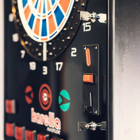 Karella Dart Dartautomat Karella E-Master Elektronik Dartboard Turnierausführung mit Münzeinwurf