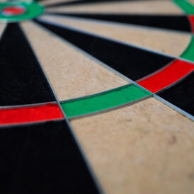 Karella Dart Dartboard Karella BullOut inkl. 2 Satz Darts Dartscheibe Bristle Dart Board Turnierboard